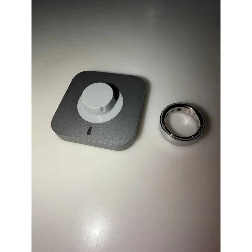 Oura Ring 4 Silver Size 9 Smart Ring w/ Charger & Dock - Preowned
